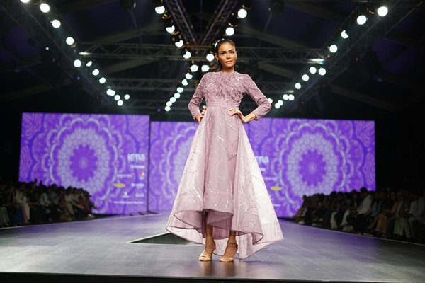 Découvrez comment le pied de poule sublime toutes les silhouettes